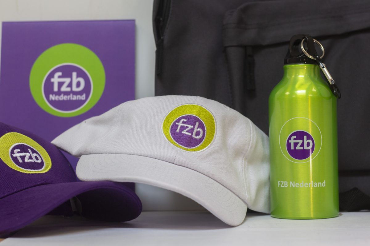 Merchandise van FZB Nederland: pet, bidon en muts