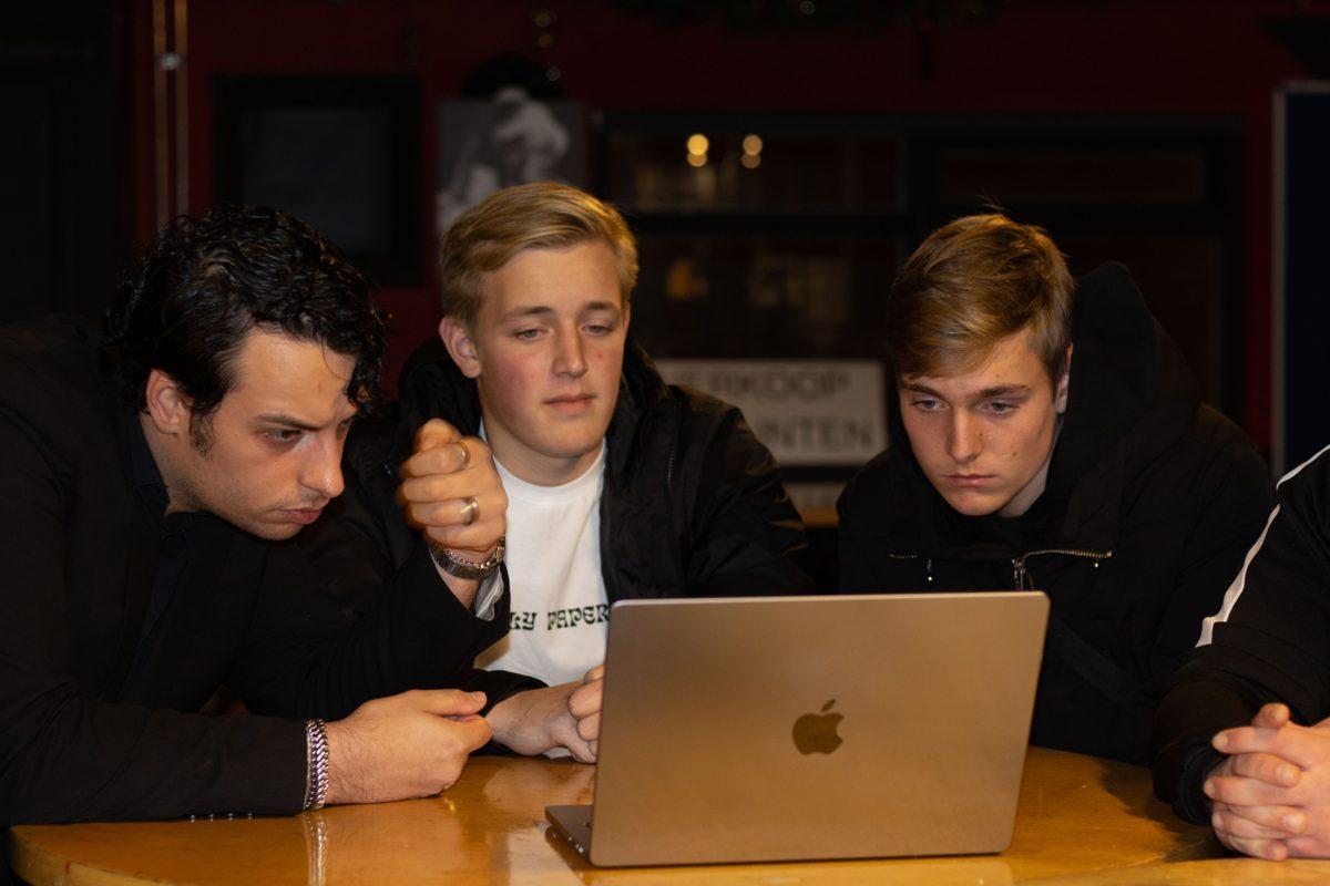 Jongeren werken samen achter een laptop