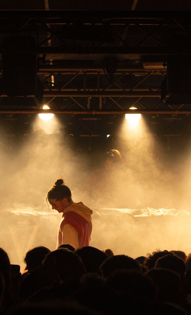 Artiest in tegenlicht en rook op het podium