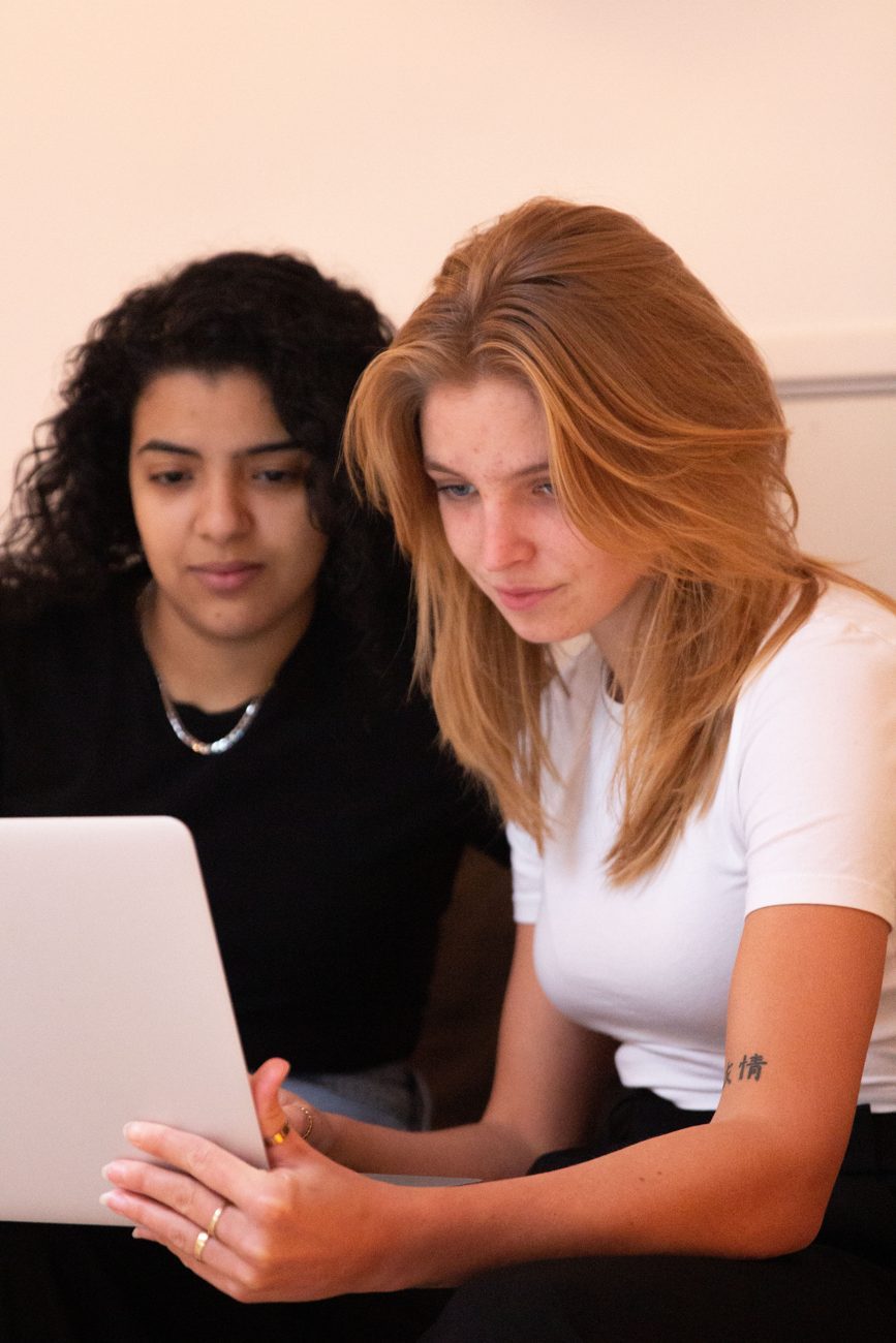 Samenwerken achter een laptop aan een contentplan